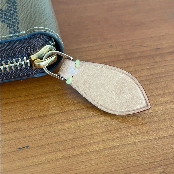 Louis Vuitton - Picture 3 of 12